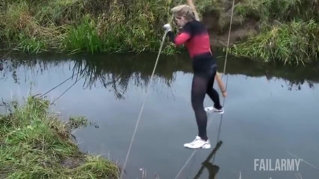Атрактивен скок на жена в река