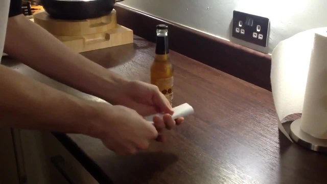Как да отворите бутилка бира с лист хартия