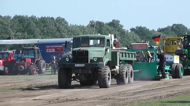 Руски камион Краз 255 демонстрира мощ
