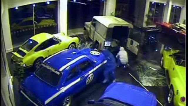 Нагли и бързи бандити крадат за минута скъп ретро автомобил от авто салон!