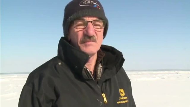 Хора спасяват сърна затънала в снега