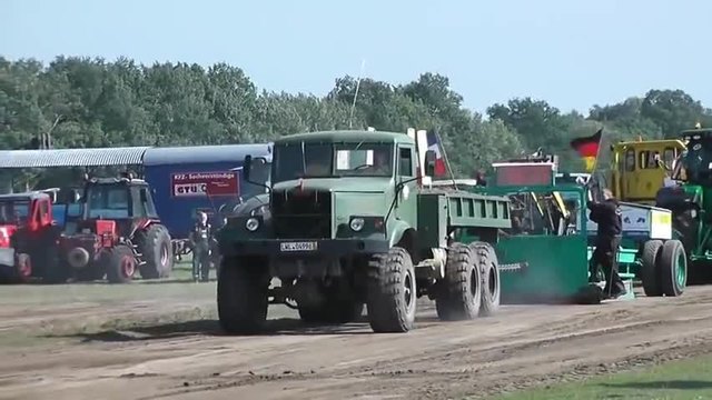 Руски камион Краз 255 демонстрира мощна сила