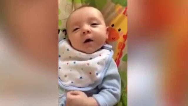 Мъничко бебче се усмихва на мама (ВИДЕО)