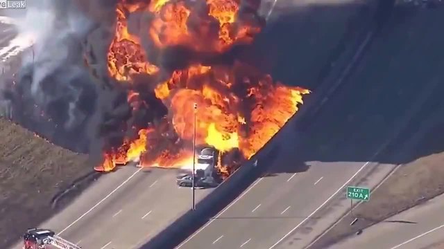 Цистерна с бензин се взривява на магистрала