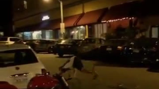 Пиян човек се опитва да кара скейтборд, но се случи нещо неочаквано!