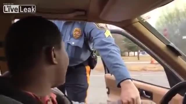 Полицай настоява шофьор да напусне колата,той се страхува,че ще е следващият Майк Браун