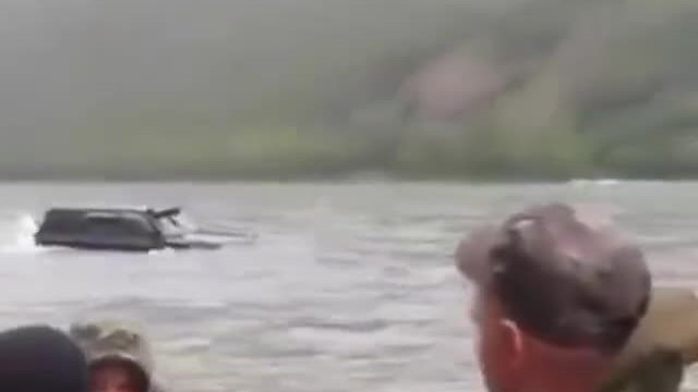 Щури Луди руснаци плуват с джип в река!!!! (ВИДЕО)