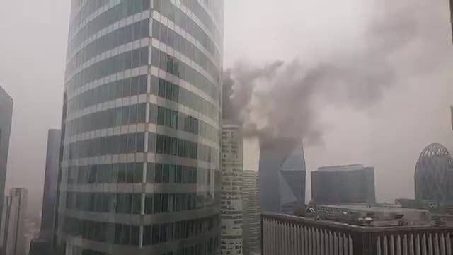 Вижте какъв пожар! Гори последният етаж на небостъргач в Париж