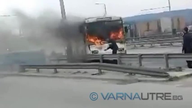 Вижте как шофьорът гаси сам горящия тролей (ВИДЕО)