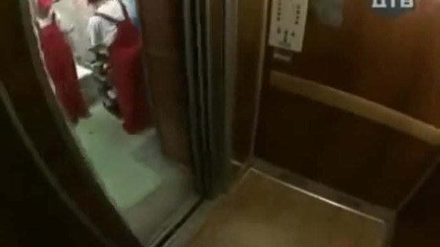Скрита Камера ! Хора отиват на горния етаж с асансьора и попадат на мъж който се къпе