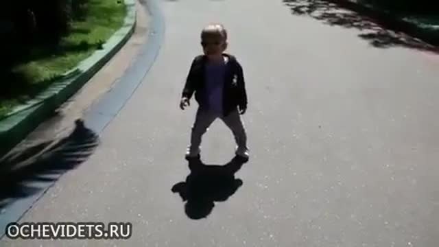 Реакцията на малко дете когато вижда сянката си
