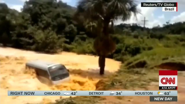 Не сте виждали такова чудо! Автобус отнесен от водите при наводнения след срутване в дупка