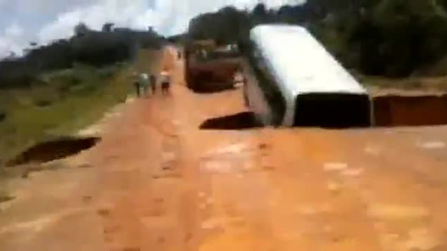 Автобус в Бразилия пада в огромна дупка на пътя