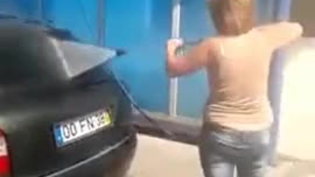 Ето как една жена си мие колата на автомивка