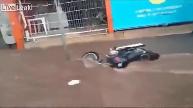 Моторист в наводнение за малко да бъде погълнат от дупка