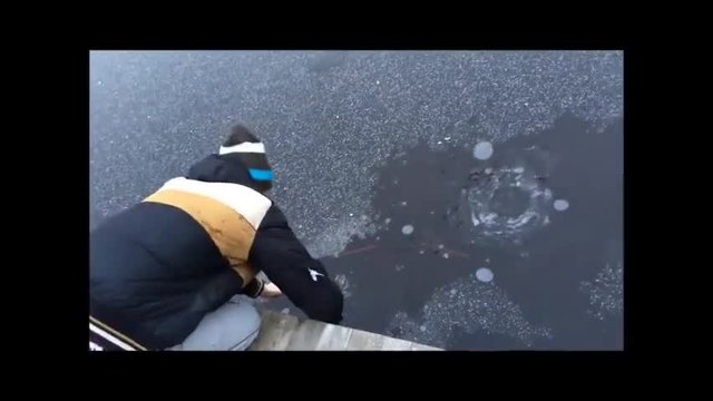 Ето как пуснаха Фойерверки във замръзнало езеро