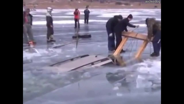Изваждане на джип от замръзнало езеро с подръчни материали