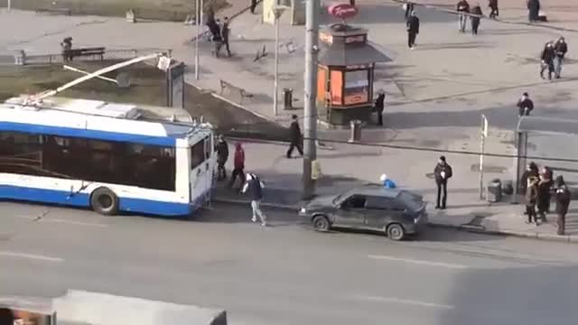 Само в Русия - Пътна помощ по руски...Голям Смях!!