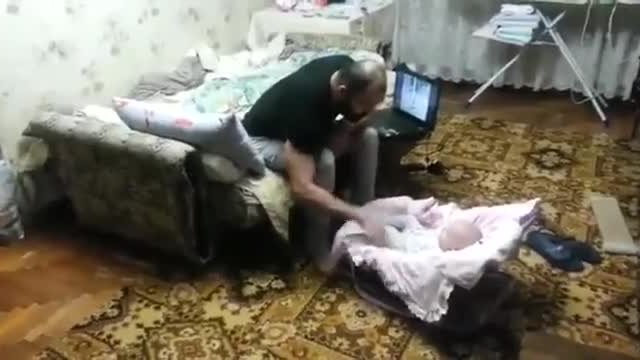 Коте защитава бебе от баща му