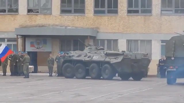 Руски бронетранспортьор прегазва войник по време на демонстрационна стрелба !