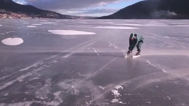 Щур руснак кара кънки с моторна резачка по леда!!!