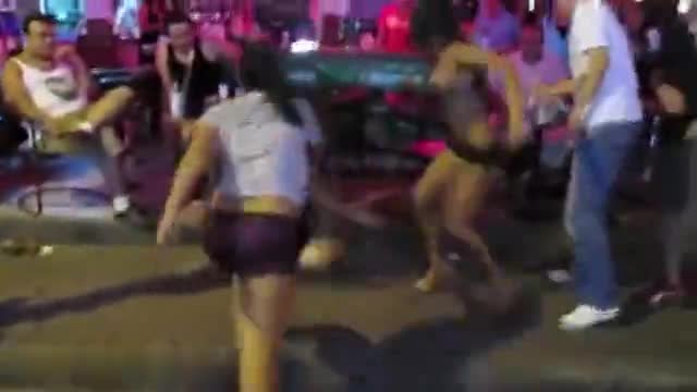 Пиян турист предизвиква тайландски момичета на улицата и си го получава