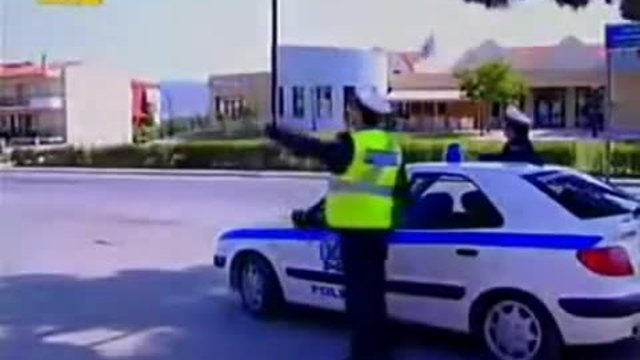 Смях! Полицай спира моторист за проверка - by (skarle7 lady_sexy)