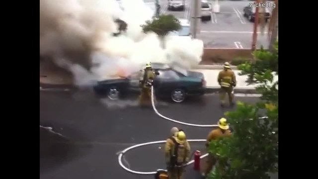 Какво се случи докато пожарникар гаси пламнала кола