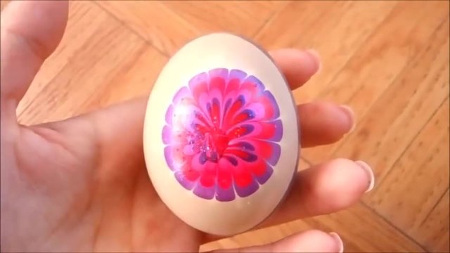 Боядисване на яйца по интересен начин с вода и лак