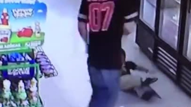 Баща удря жестоко детето си ,заснет от камера в магазин