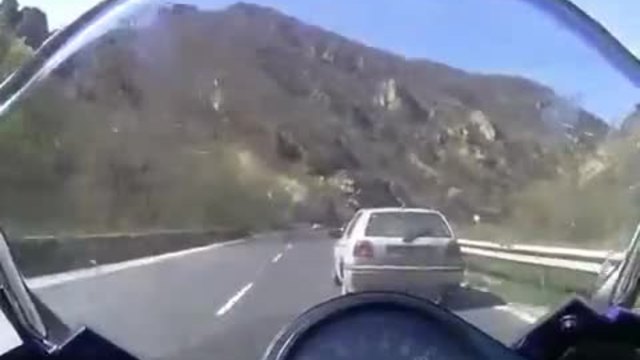 Шофьор в опит да убие моторист, като го засича (ВИДЕО)