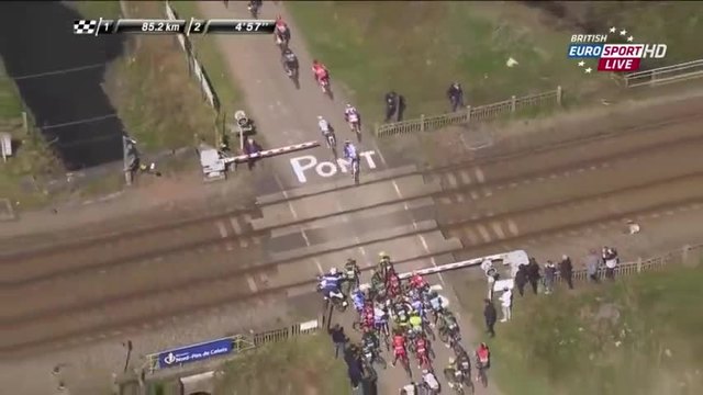 Влак прекъсва внезапно велосипедисти в обиколка на Франция