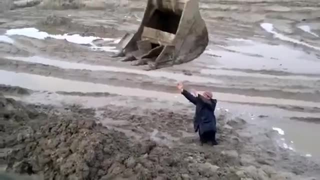 Опитен багерист помага на човек заседнал в калта