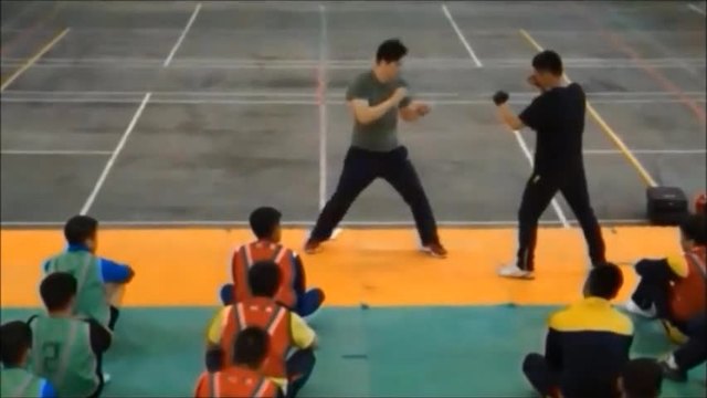 Учител по бойни изкуства показва умения!!! (ВИДЕО)