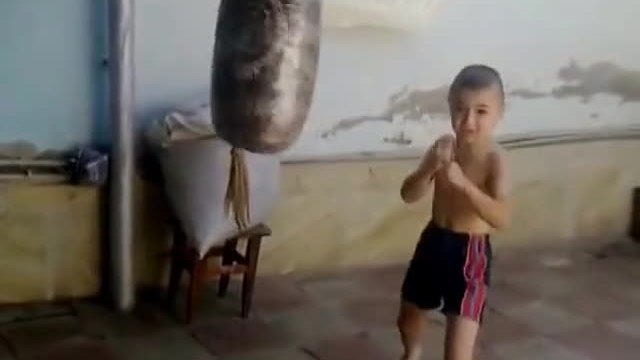 Само вижте какво прави това момченце с боксовата круша!