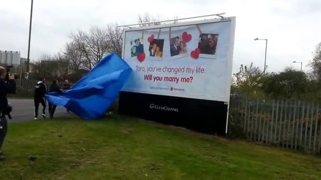 Вижте този мъж как прави предложение за брак на приятелката си чрез билборд