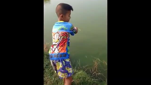 Вижте какво е да имаш късмет!!! Момче хвана голяма риба с въдица-играчка