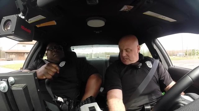 Двама полицаи пеят любимите си песни