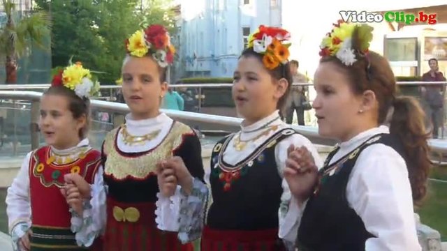 Талантливи момиченца от Пловдив пеят с поздрав за всички Българи  - 2015