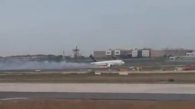 Самолет с горящ двигател кацна на летището в Истанбул