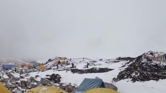 Вижте ужасът от падаща лавина под Еверест 25.04.2015