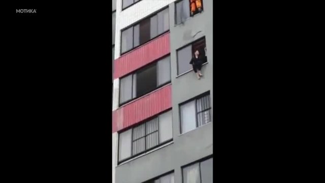 Пожарникар с изненада и точност предотвратява самоубийство