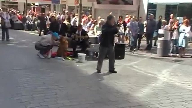 Невероятно видео! Вижте този мъж как танцува в центъра на Ливърпул