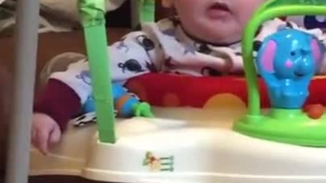 Реакцията на сладък бебок от шума на разлепващо се тиксо