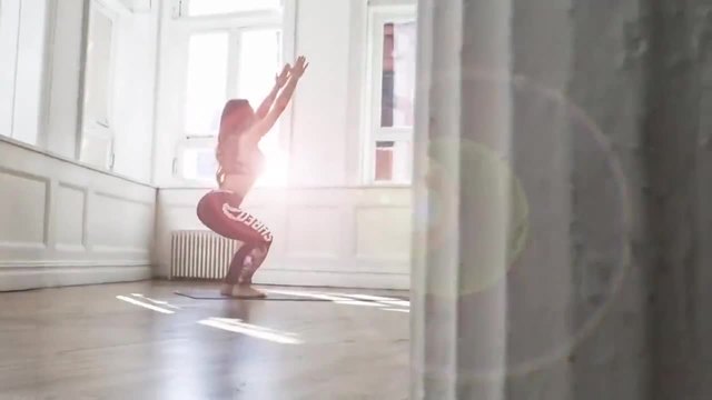 Секси фитнес модел тренира йога