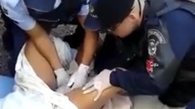 Бразилски патрулни полицаи помагат на раждаща жена !