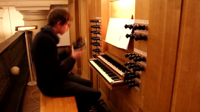 Саундтрак  на църковен орган