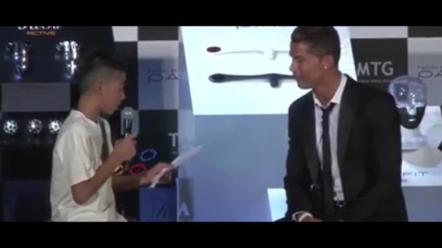 Кристиано Роналдо защитава японски фен, който чете на португалски