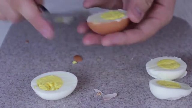 Как се бели яйце само с лъжица в руски стил