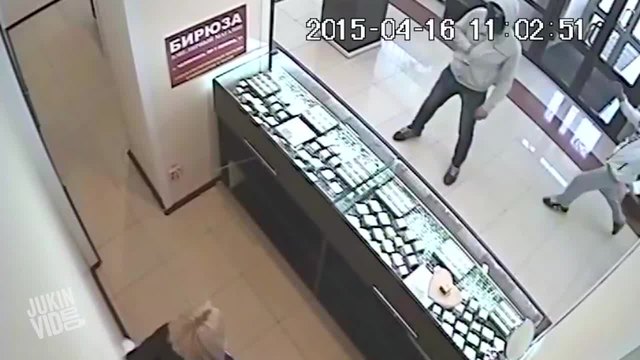 Мъж е нокаутиран с един удар при опит за обир в магазин